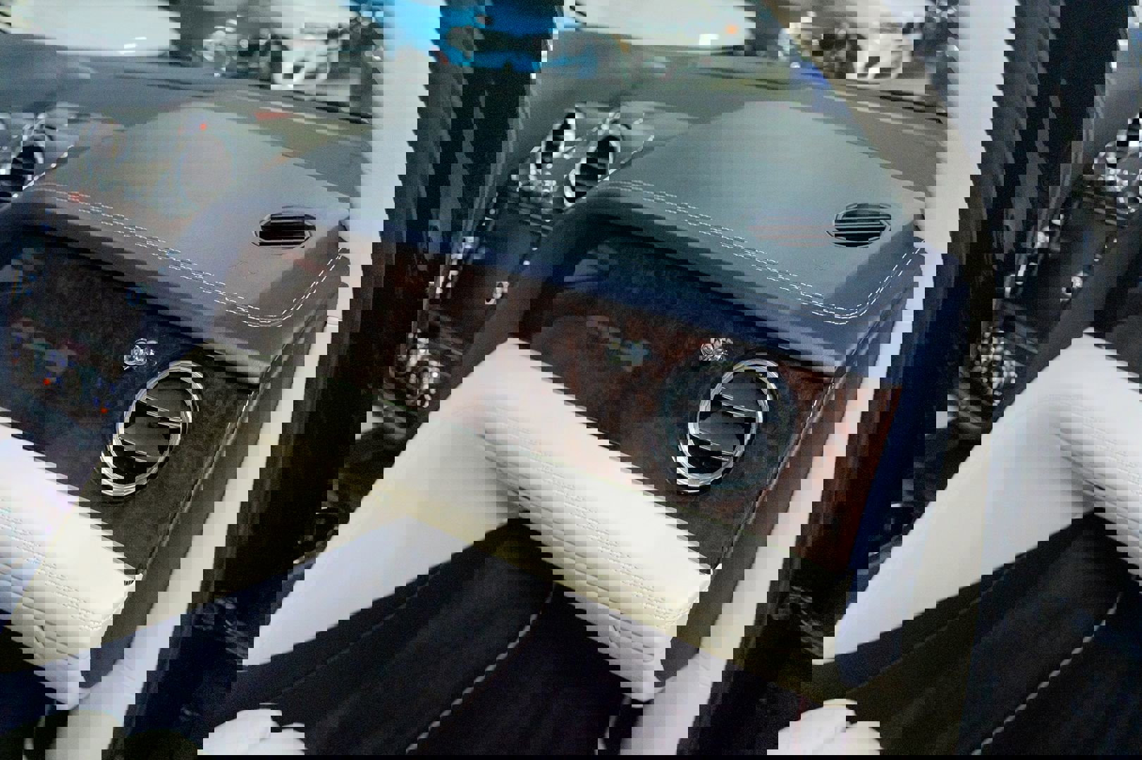 Used 2020 Bentley Bentayga V8 image 44