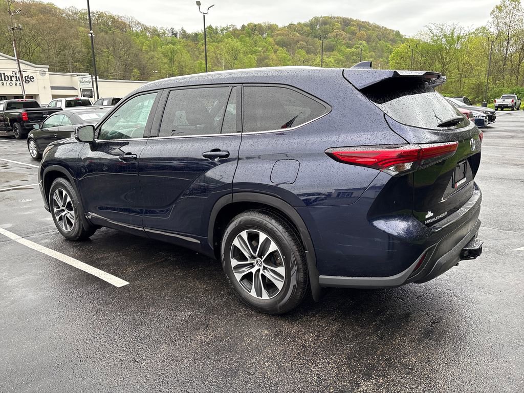Used 2022 Toyota Highlander XLE AWD/4WD image 3