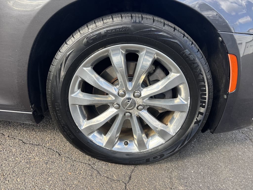 Used 2018 Chrysler 300 Limited w/ Safetytec Plus Group image 33