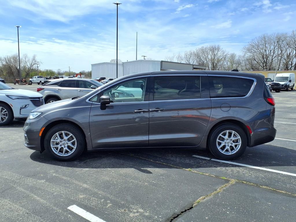 Used 2023 Chrysler Pacifica Touring-L FWD image 4