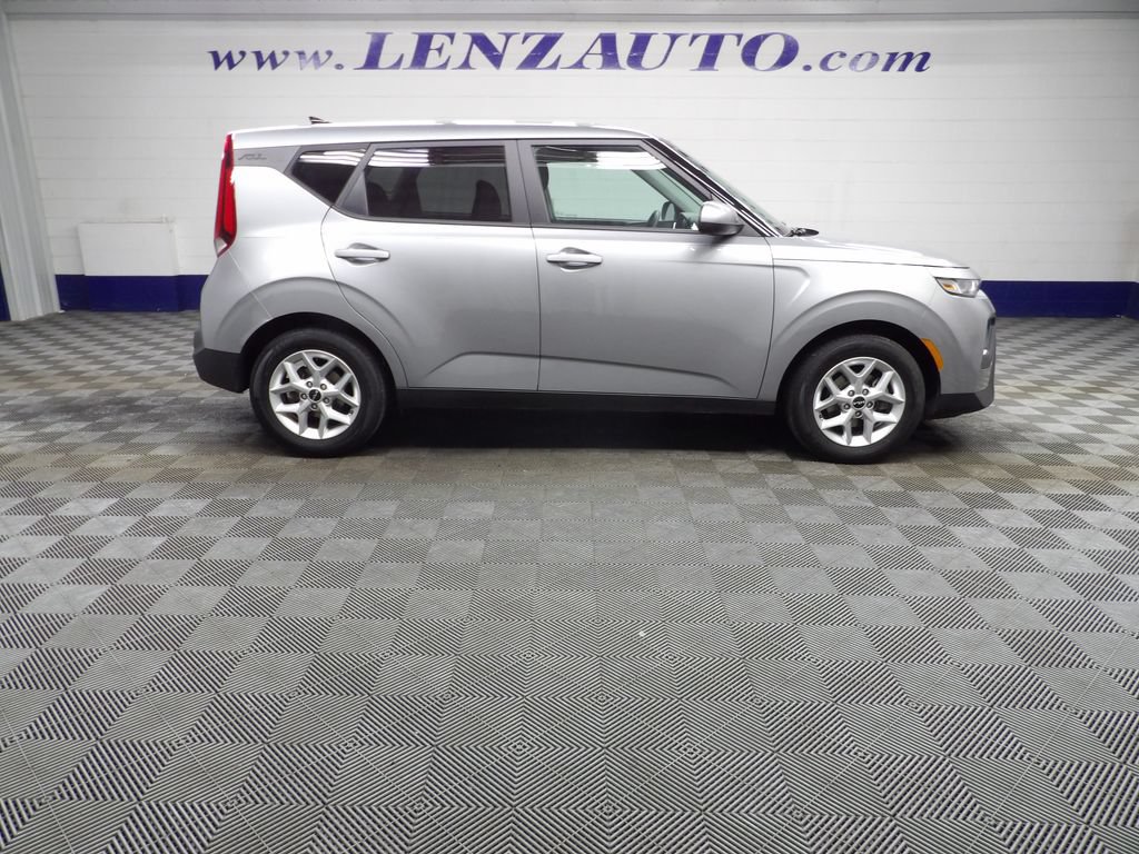 Used 2022 Kia Soul LX w/ Technology Package FWD image 2