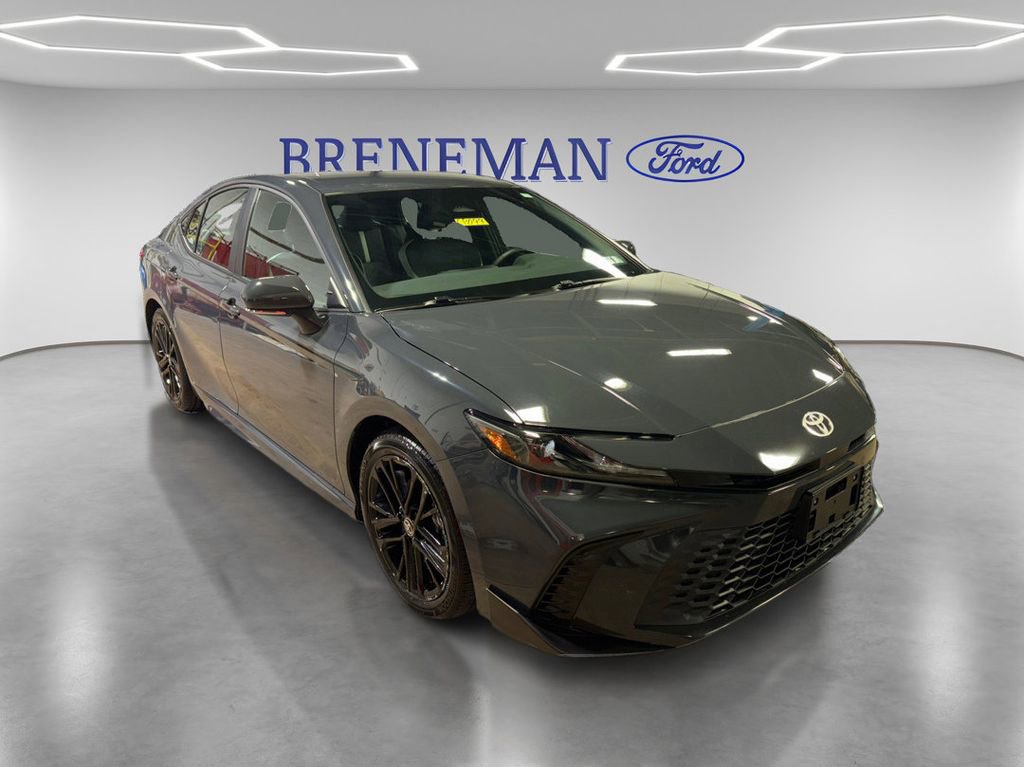 Used 2025 Toyota Camry SE image 3