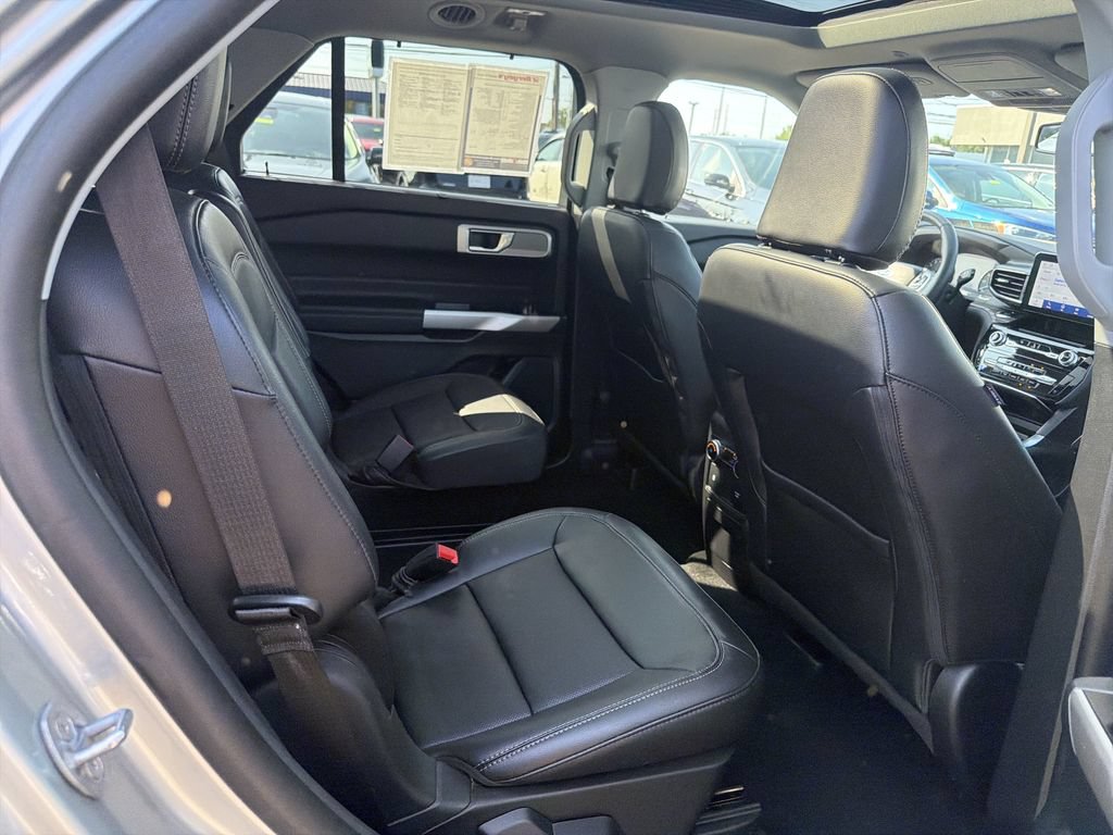 Used 2024 Ford Explorer Limited w/ Equipment Group 301A AWD/4WD image 17