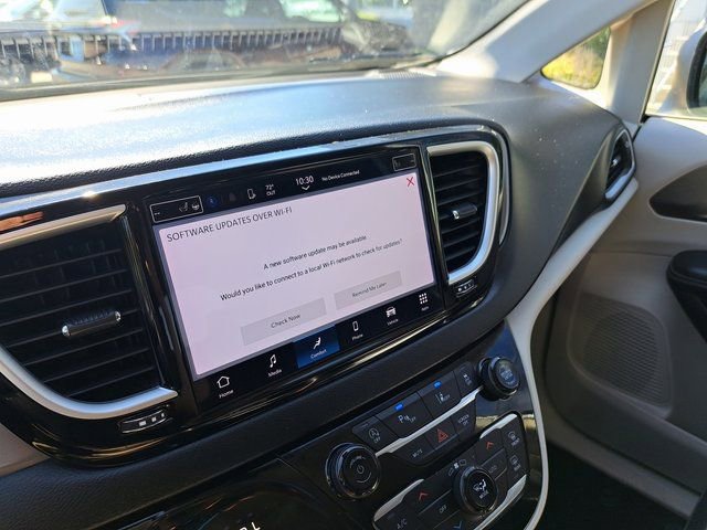 Used 2023 Chrysler Pacifica Touring-L FWD image 13