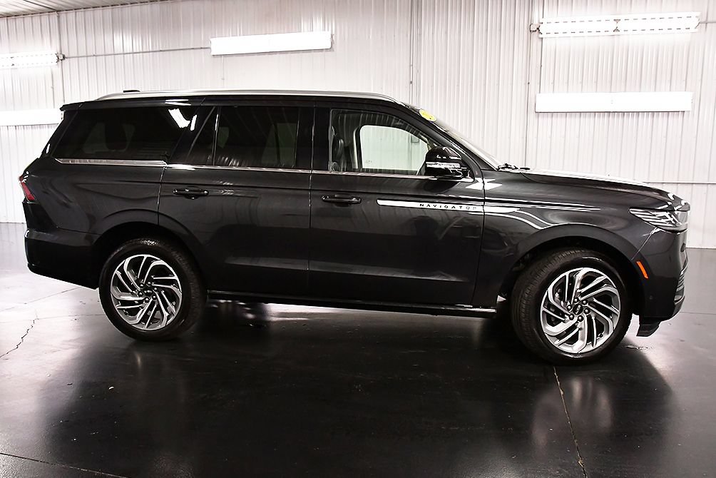 Used 2025 Lincoln Navigator Reserve AWD/4WD image 8