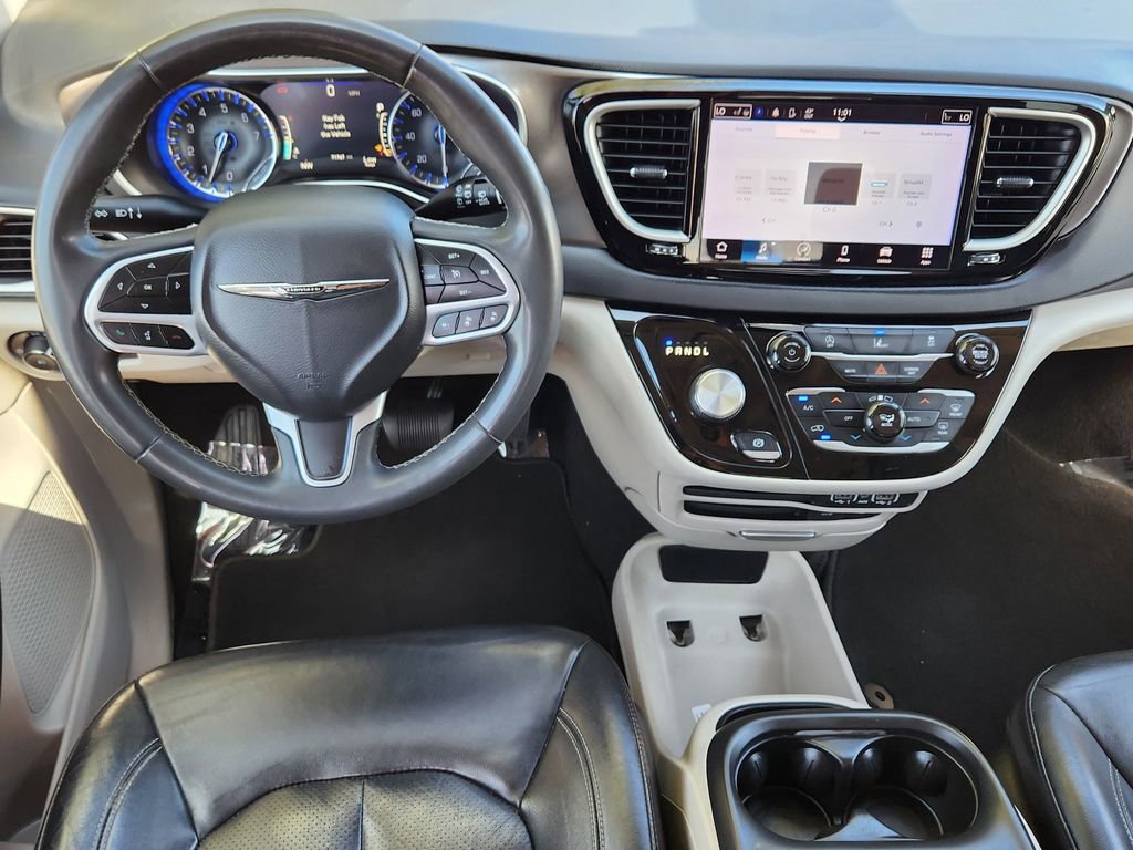 Used 2022 Chrysler Pacifica Touring-L FWD image 3