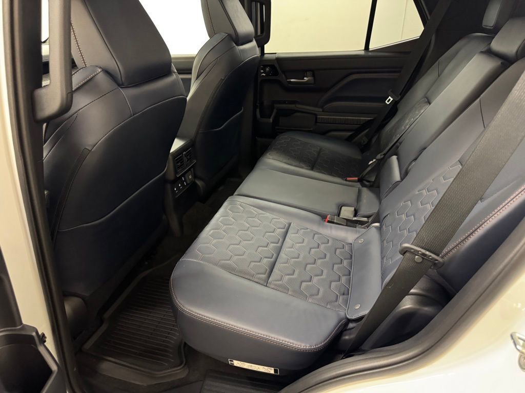 Used 2025 Toyota 4Runner Platinum AWD/4WD image 33
