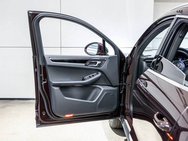 Used 2025 Porsche Macan image 37