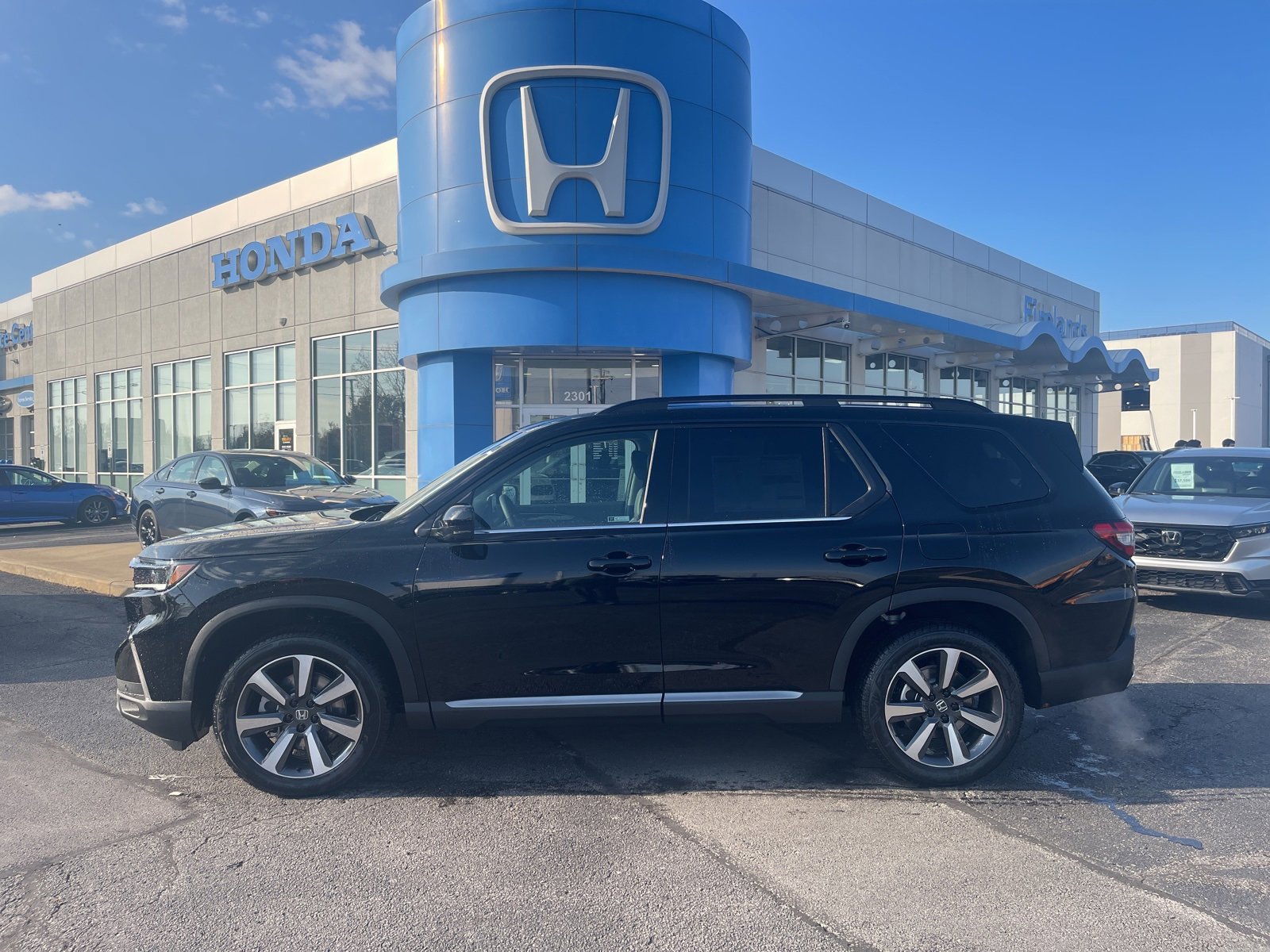 New 2025 Honda Pilot Touring image 9