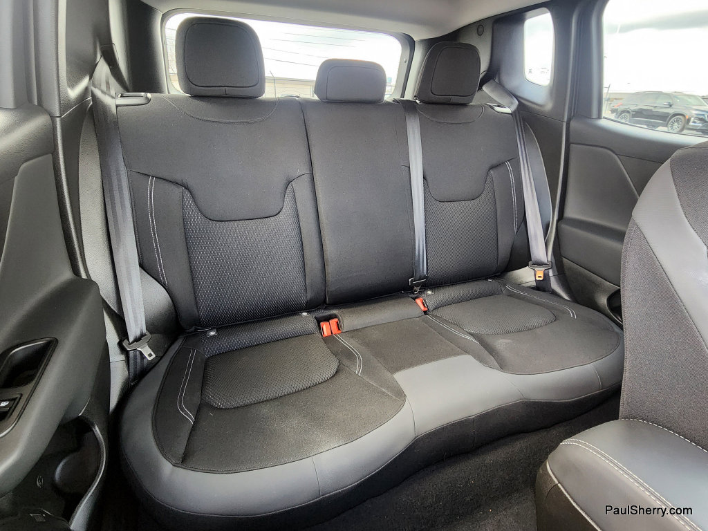 Used 2023 Jeep Renegade Latitude w/ Premium Group AWD/4WD image 5