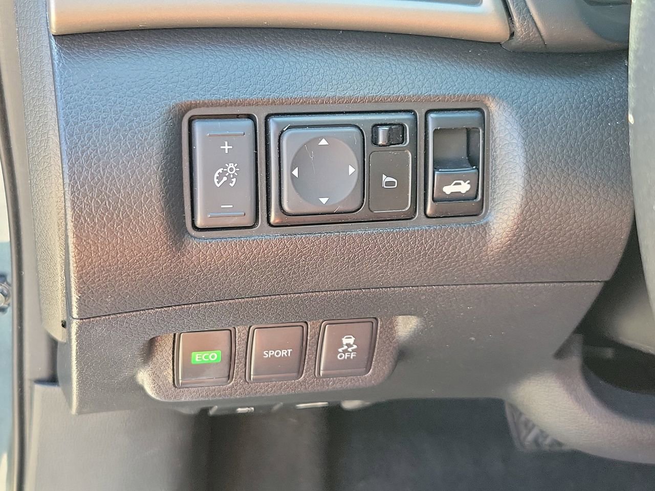 Used 2015 Nissan Sentra SL w/ Navigation Package FWD image 30
