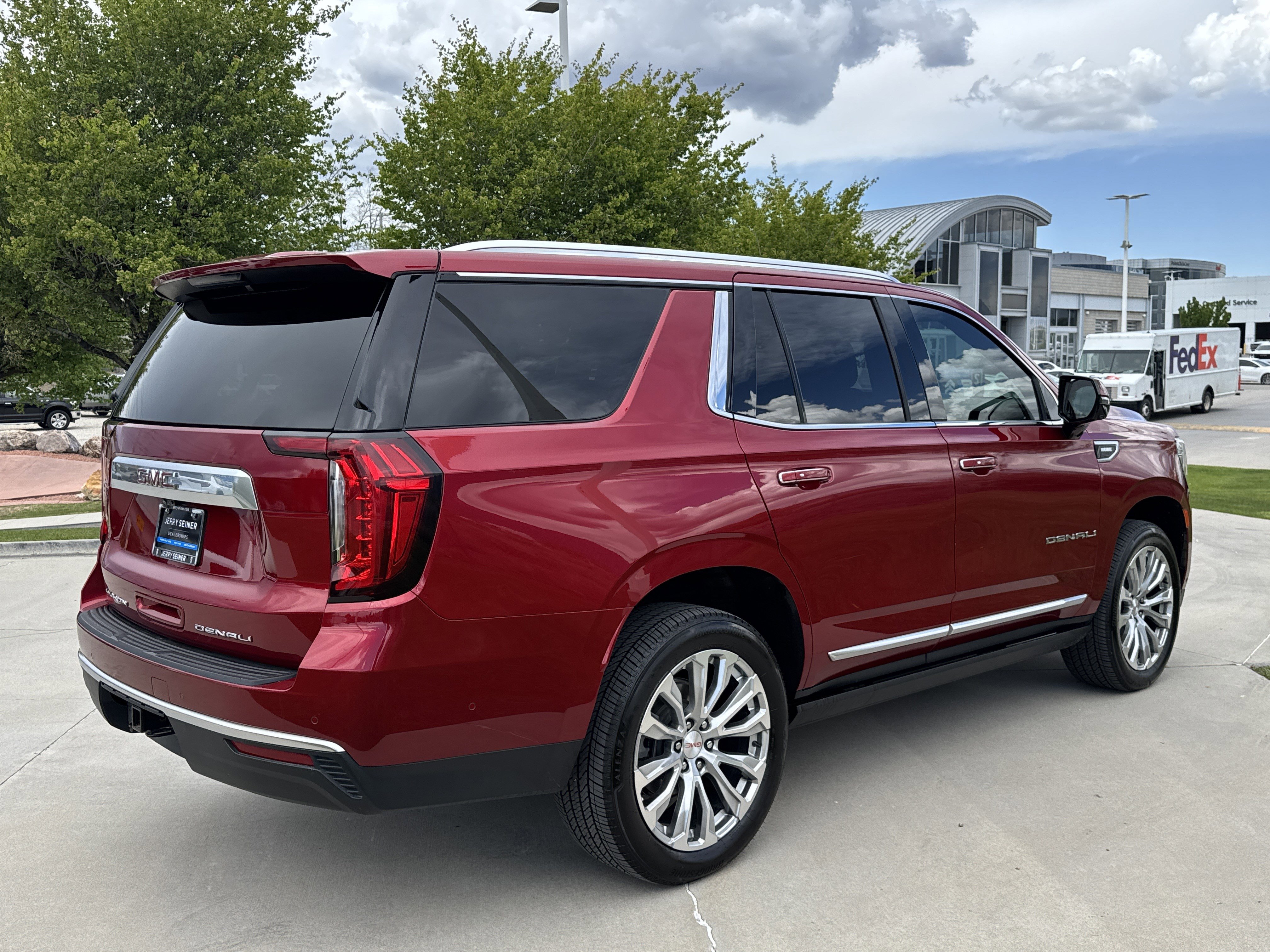 Used 2024 GMC Yukon Denali w/ Advanced Technology Package AWD/4WD image 5