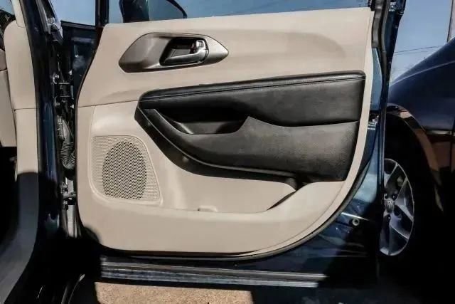 Used 2021 Chrysler Pacifica Touring-L image 50