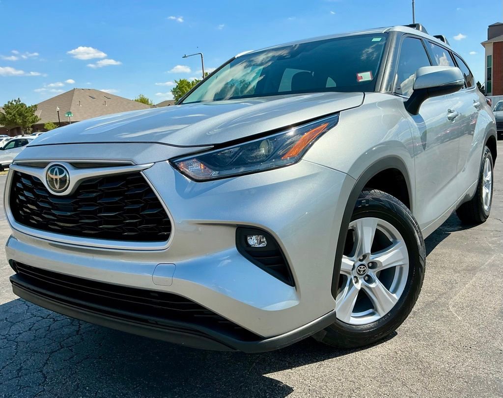 Used 2021 Toyota Highlander LE image 3