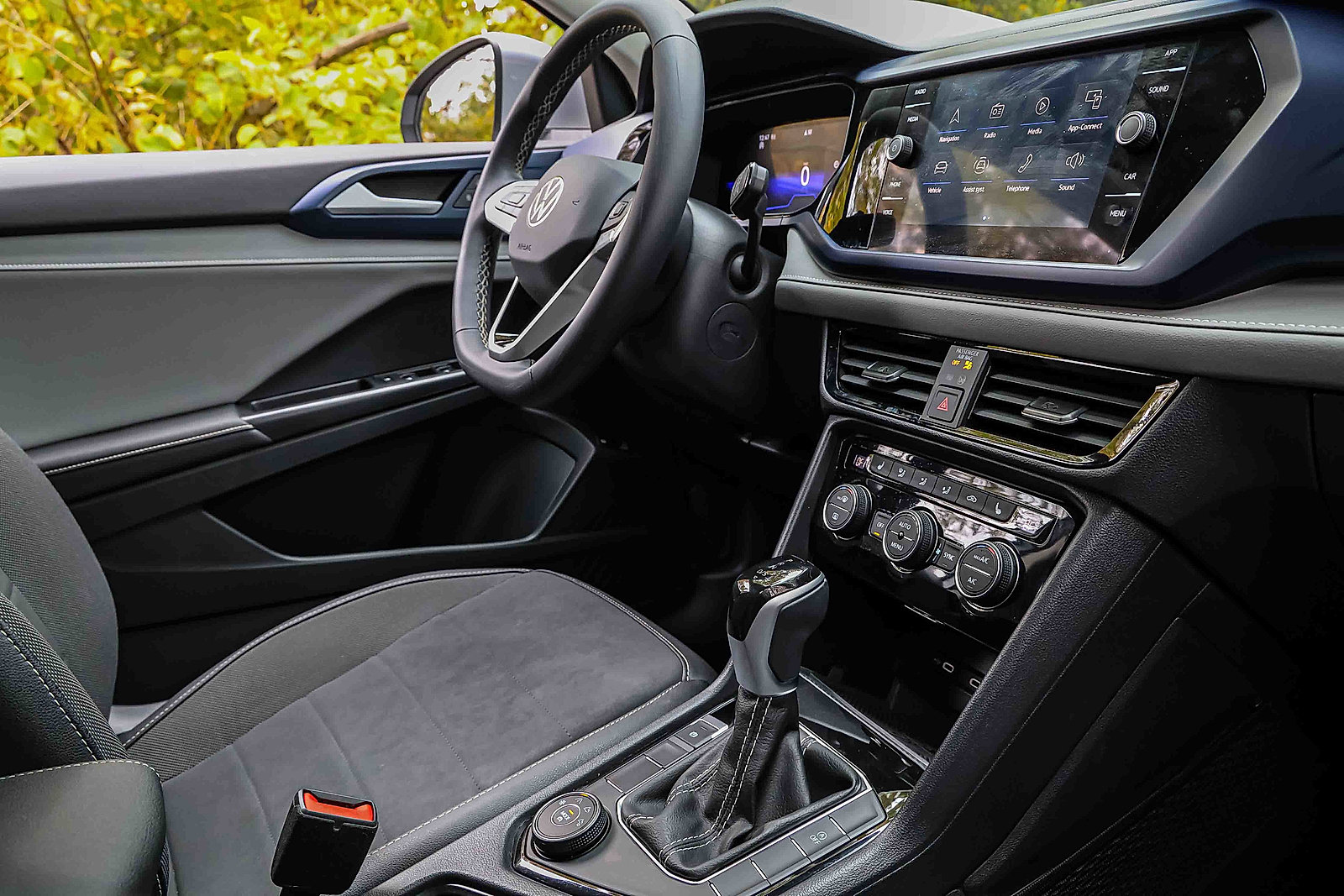 Used 2024 Volkswagen Taos SE image 26