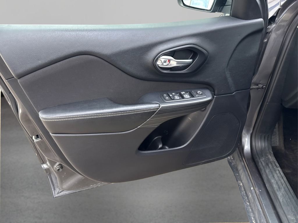 Used 2016 Jeep Cherokee Latitude w/ Cold Weather Group image 23