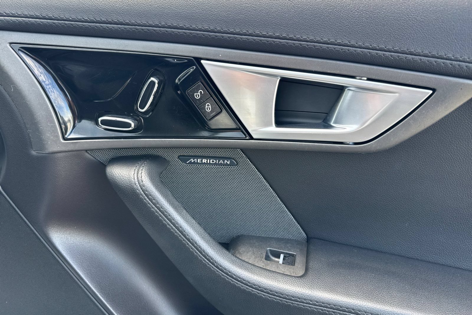 Used 2015 Jaguar F-TYPE Convertible RWD image 17