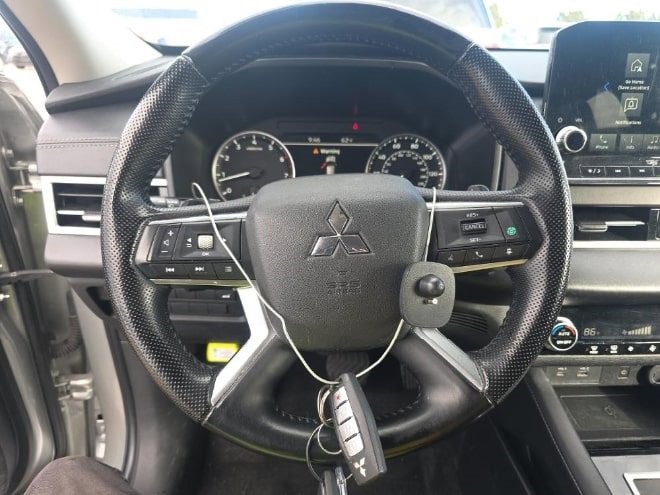 Used 2024 Mitsubishi Outlander SE image 12