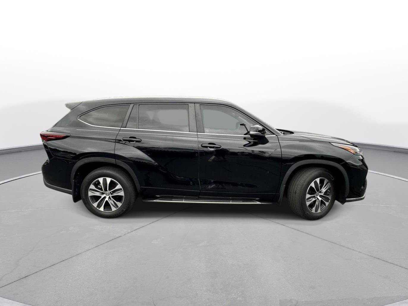 Used 2024 Toyota Highlander XLE AWD/4WD image 5