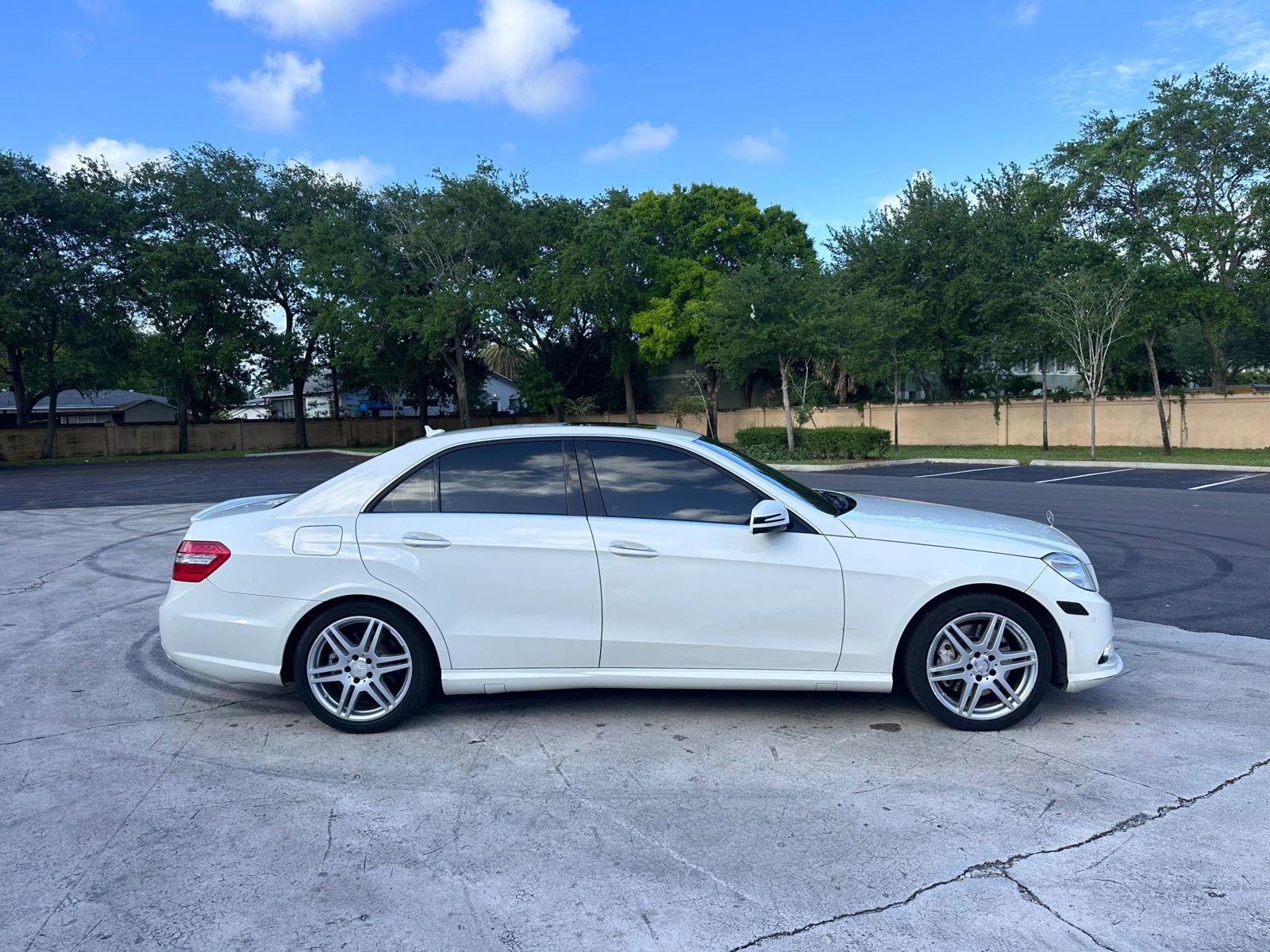 Used 2010 Mercedes-Benz E 550 4MATIC Sedan image 4