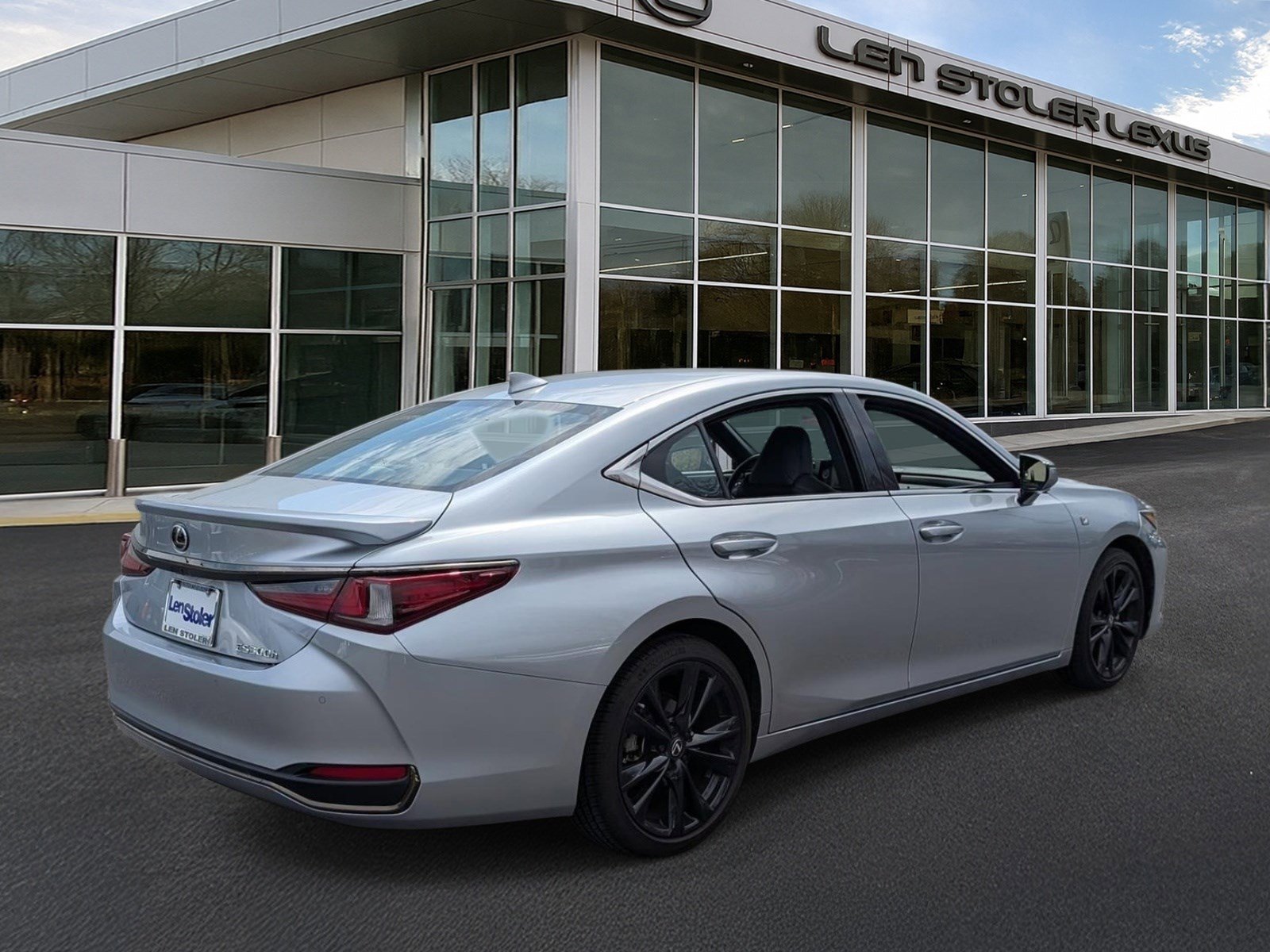 Used 2024 Lexus ES 300h F Sport image 3