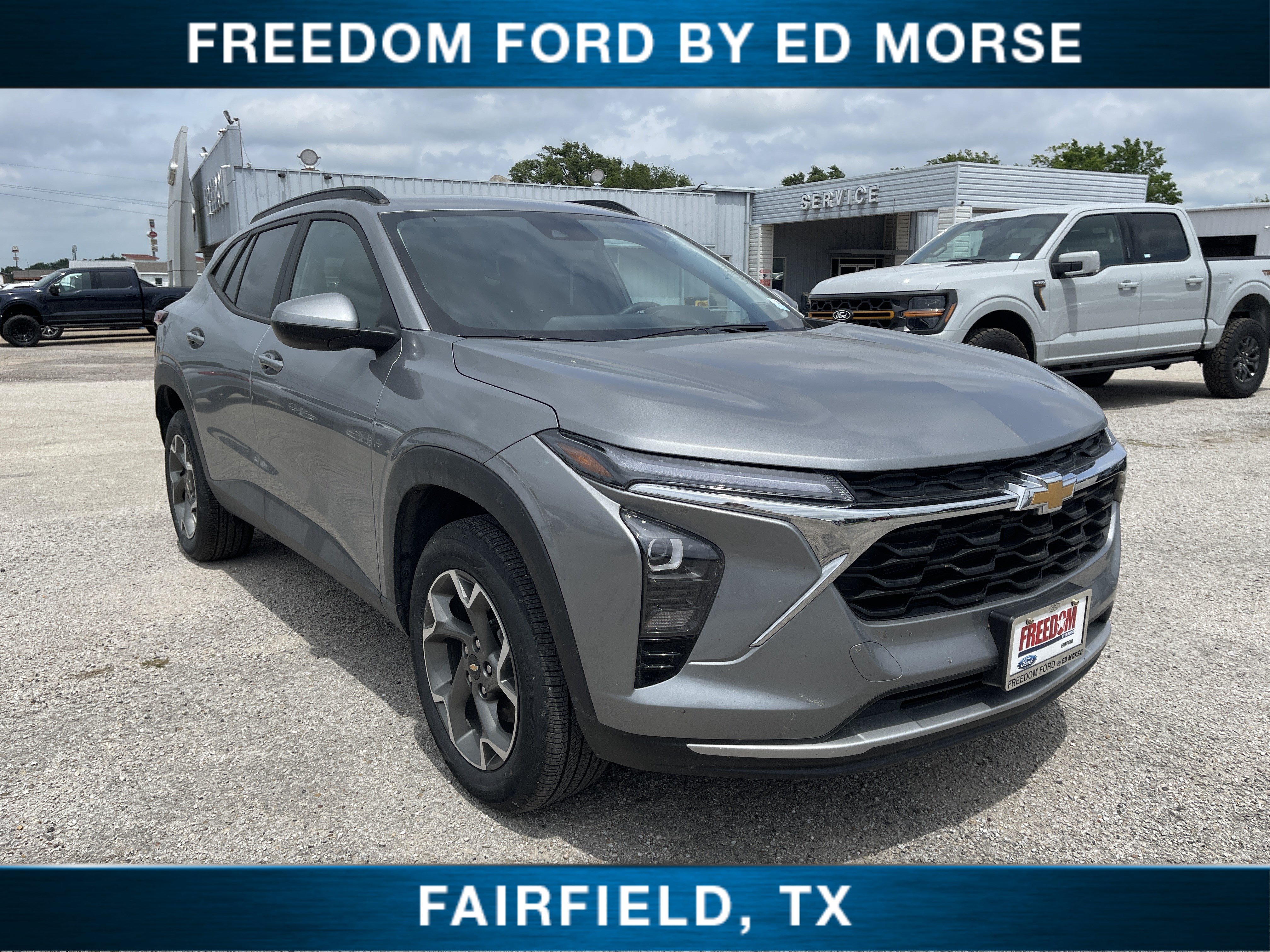 Used 2025 Chevrolet Trax LT FWD image 1