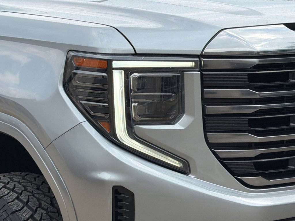 Used 2023 GMC Sierra 1500 AT4 w/ Technology Package AWD/4WD image 4