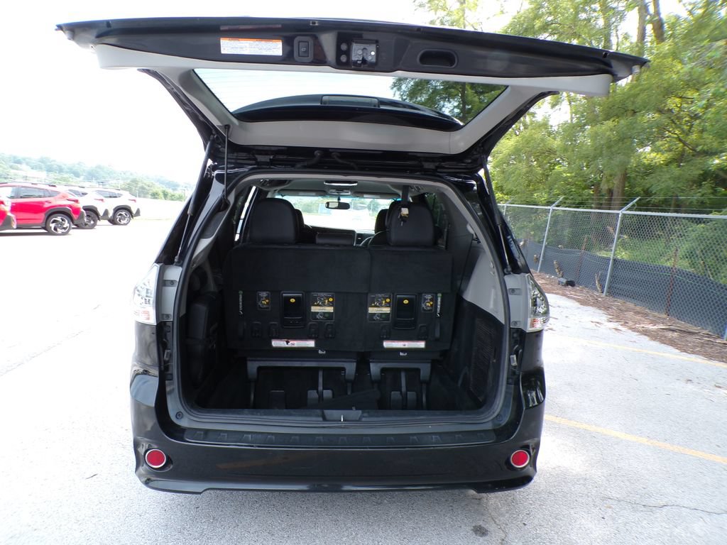 Used 2016 Toyota Sienna SE FWD image 18