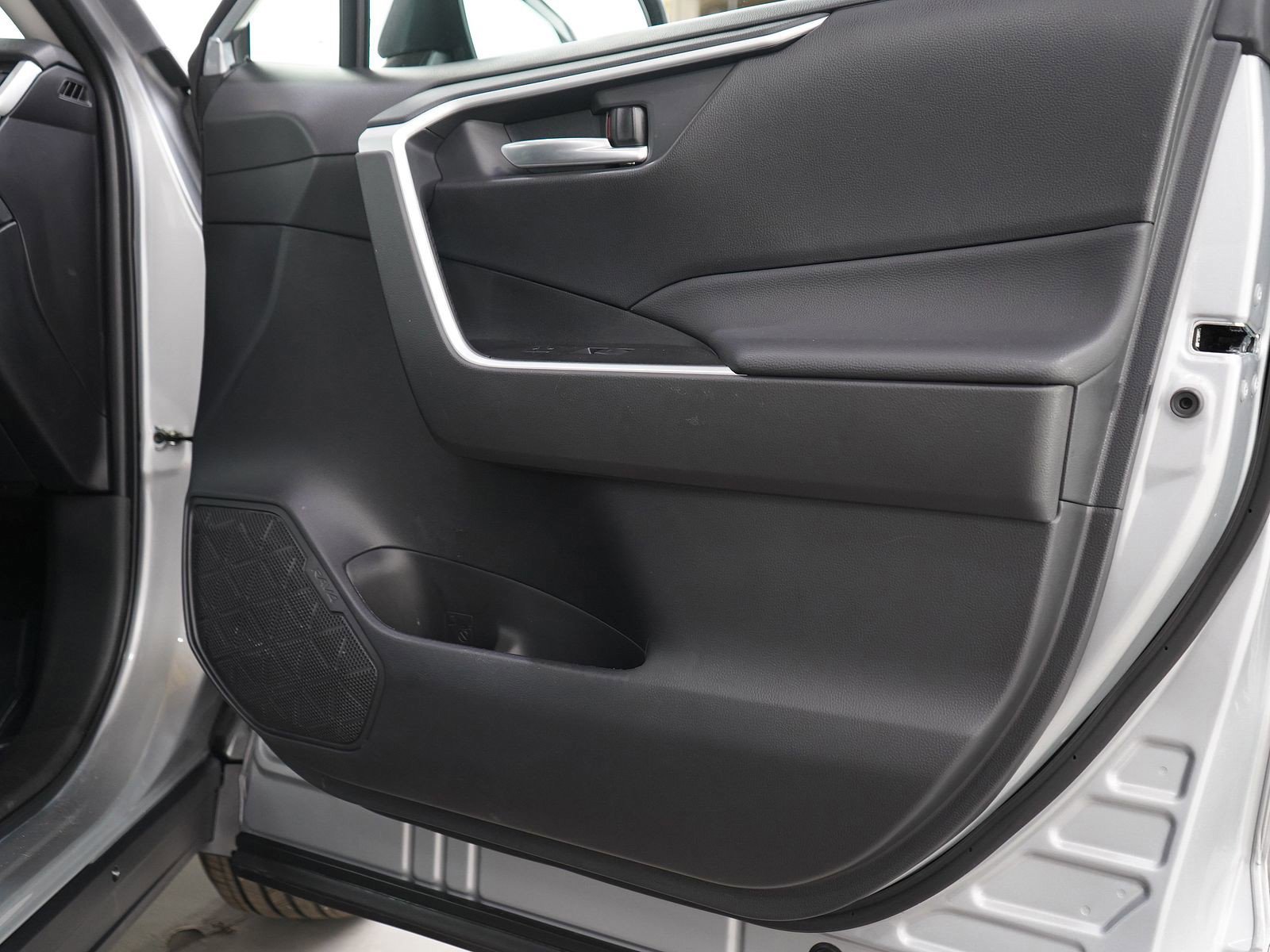 Used 2025 Toyota RAV4 XLE w/ Convenience Package AWD/4WD image 9