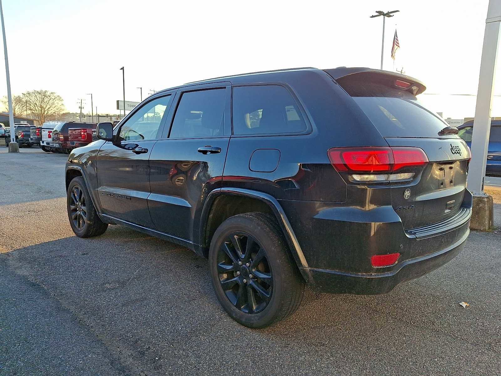 Used 2022 Jeep Grand Cherokee Laredo X image 4