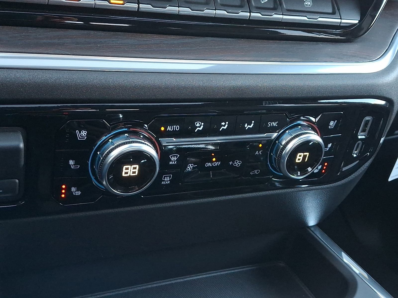 Used 2022 GMC Sierra 1500 SLT w/ SLT Premium Plus Package AWD/4WD image 16