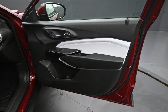 Used 2024 Chevrolet Trax LT w/ Sunroof Package FWD image 20