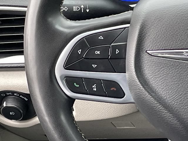Used 2023 Chrysler Pacifica Touring-L FWD image 12