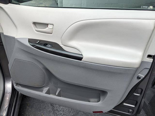 Used 2011 Toyota Sienna LE w/ Towing Pkg FWD image 17