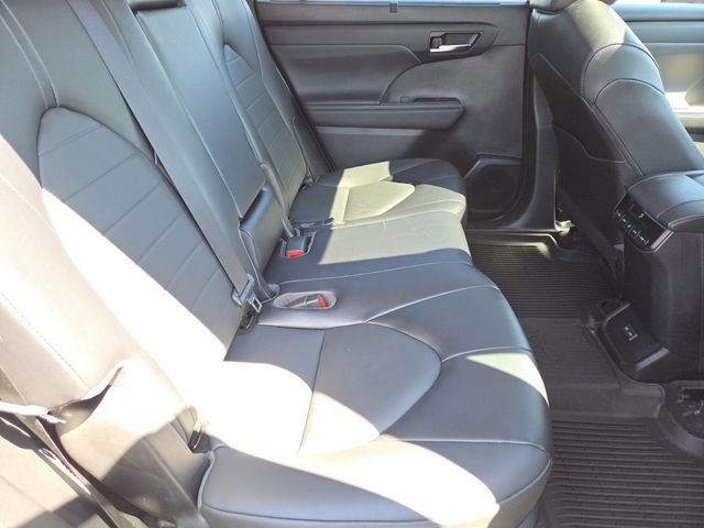Used 2022 Toyota Highlander XLE AWD/4WD image 30