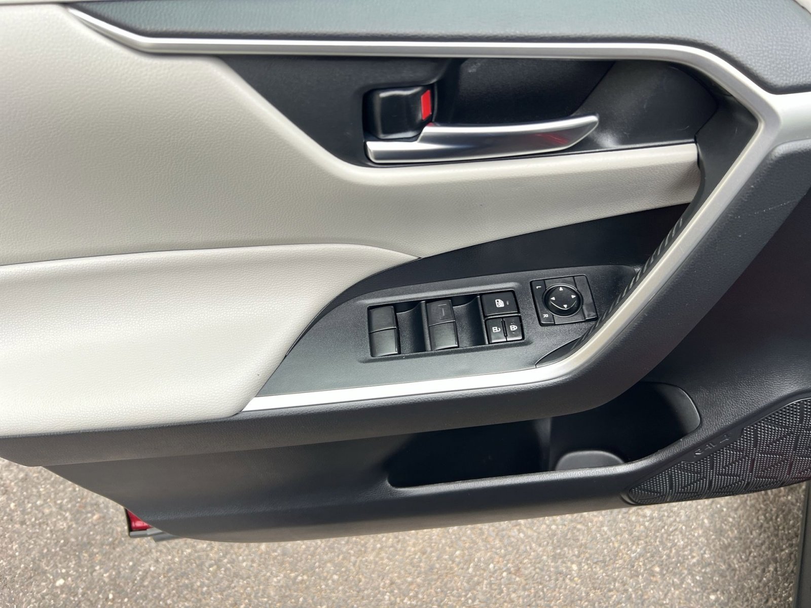 Used 2020 Toyota RAV4 XLE w/ Carpet Mat Package AWD/4WD image 15