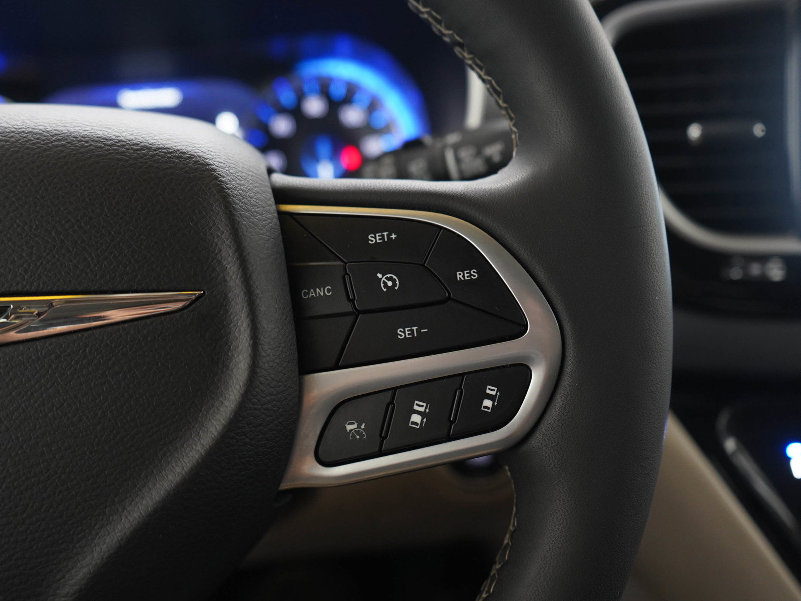 Used 2023 Chrysler Pacifica Touring-L FWD image 28