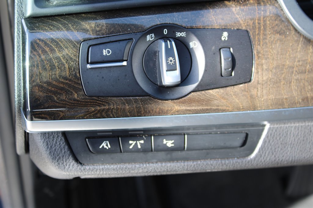 Used 2012 BMW 750i xDrive image 27