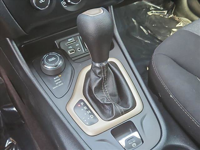 Used 2018 Jeep Cherokee Latitude w/ Altitude Package AWD/4WD image 17