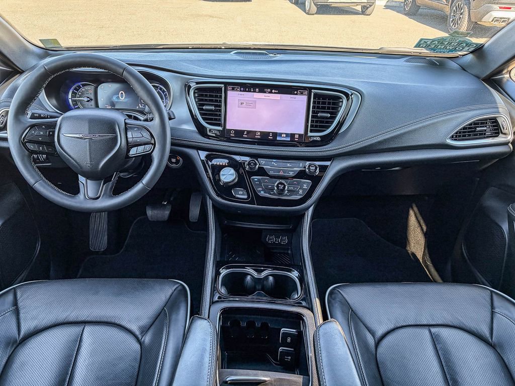 Used 2025 Chrysler Pacifica Premium image 16
