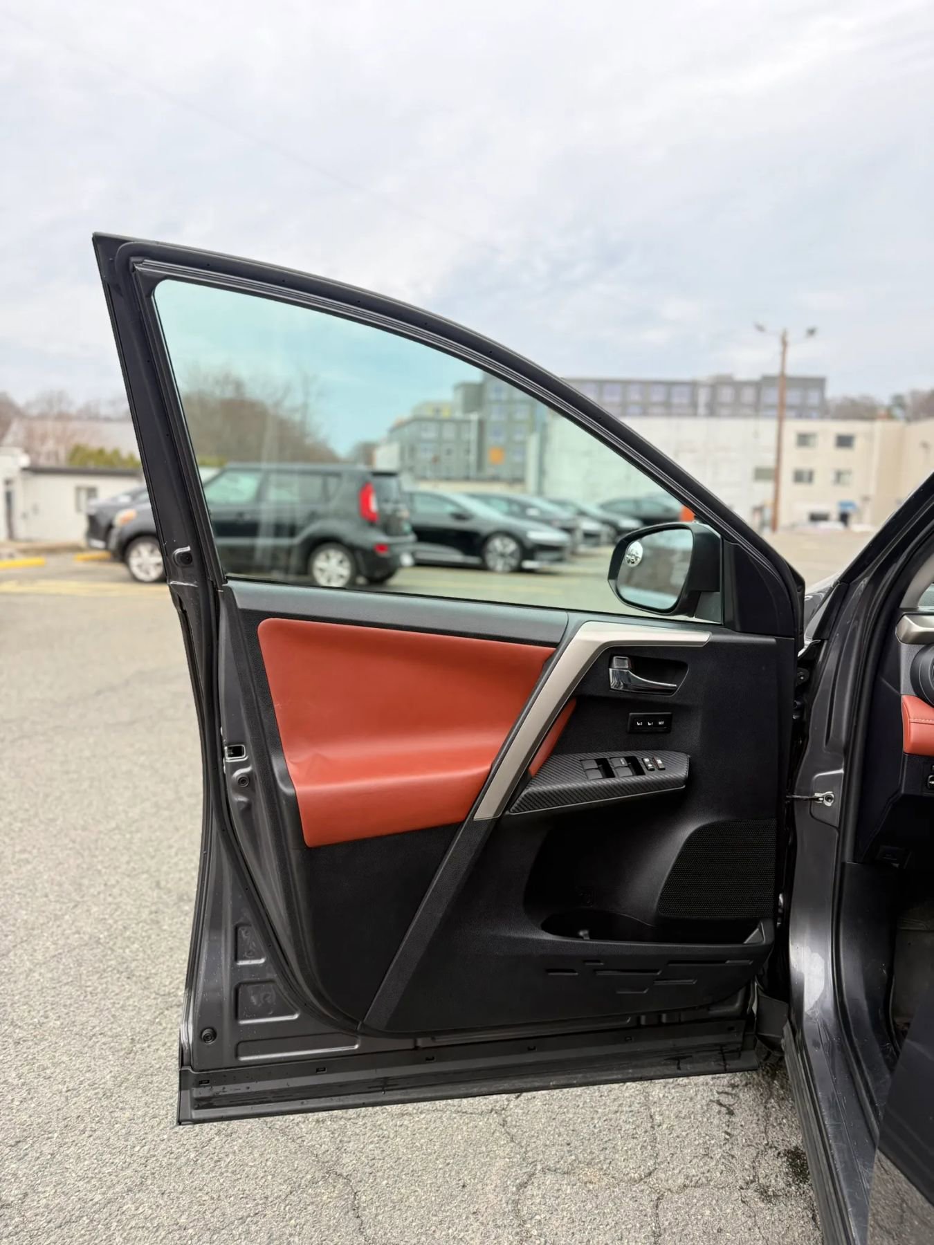 Used 2015 Toyota RAV4 Limited image 30