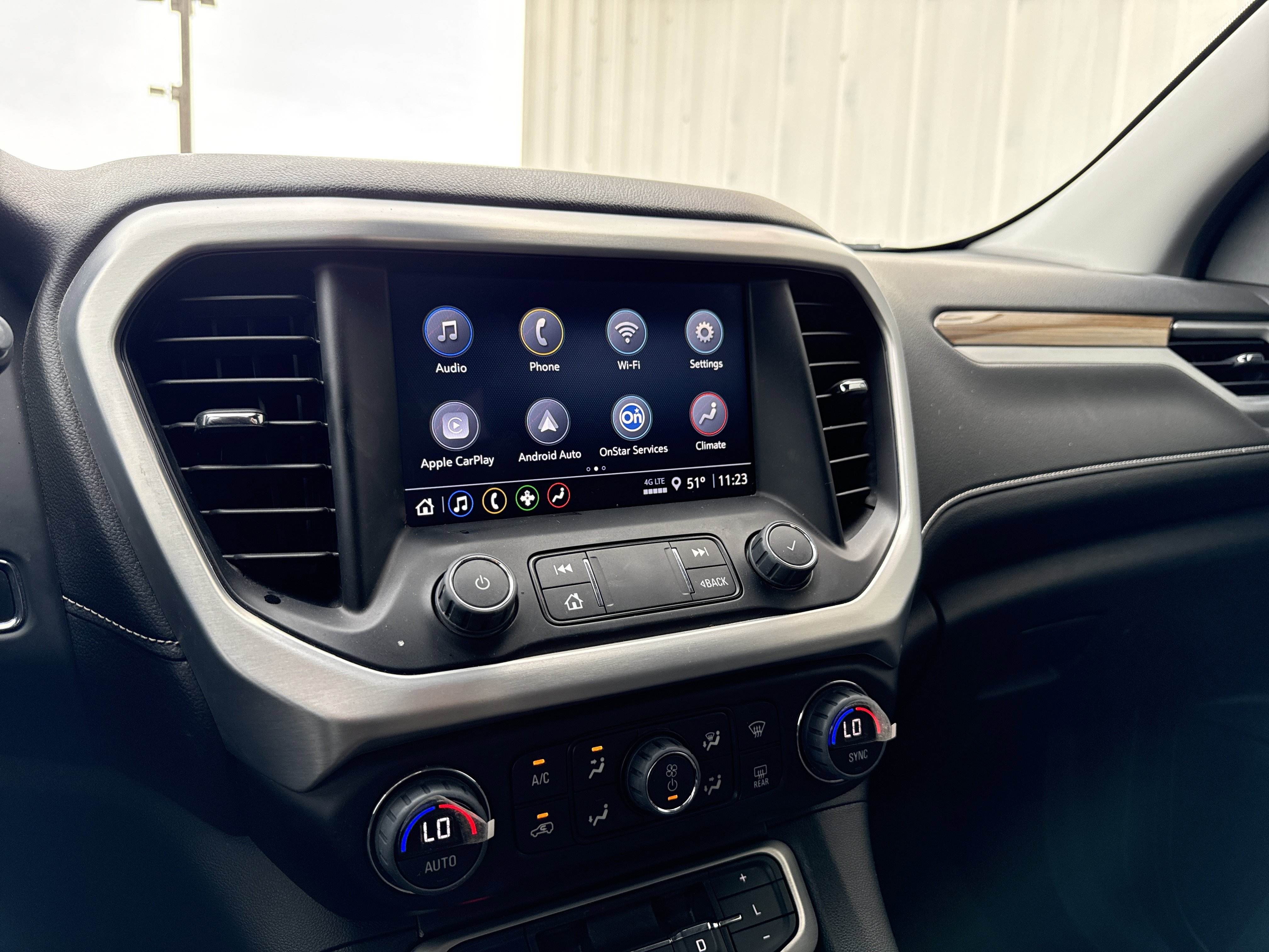 Used 2023 GMC Acadia SLE image 8