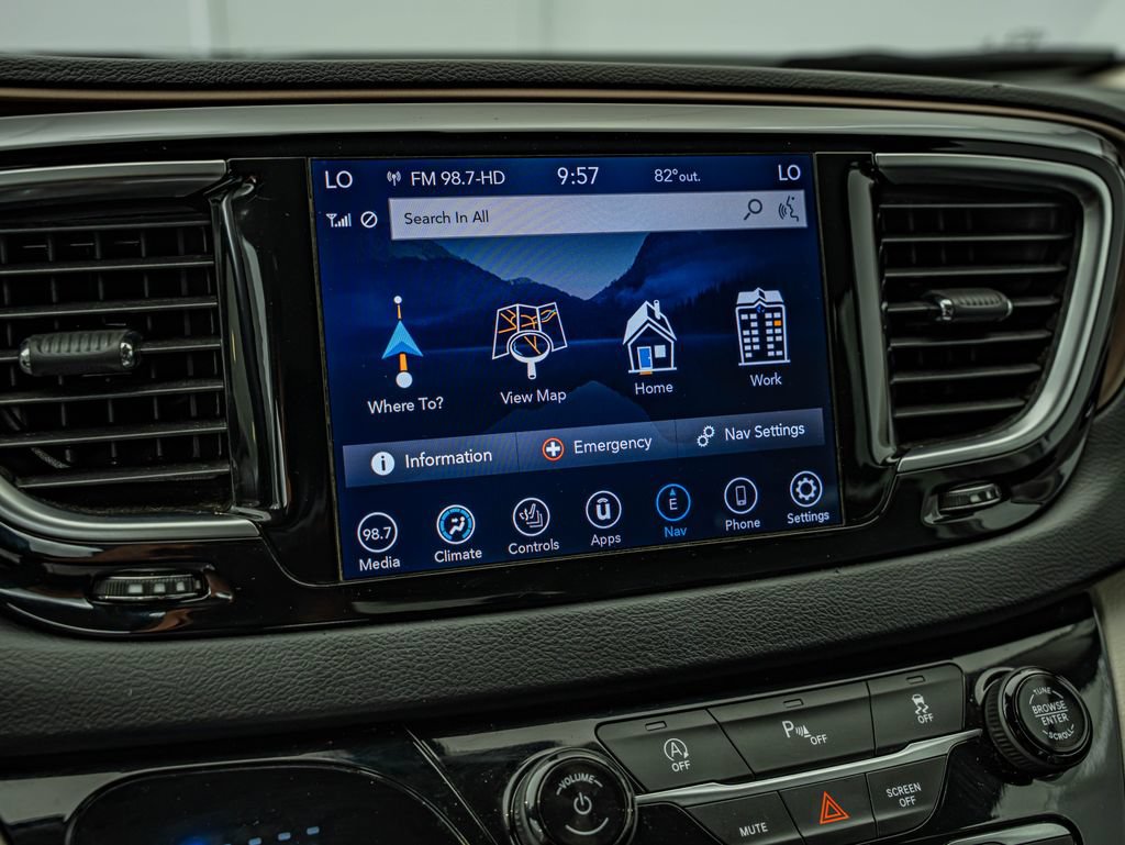 Used 2018 Chrysler Pacifica Touring-L Plus w/ Tire & Wheel Group FWD image 25