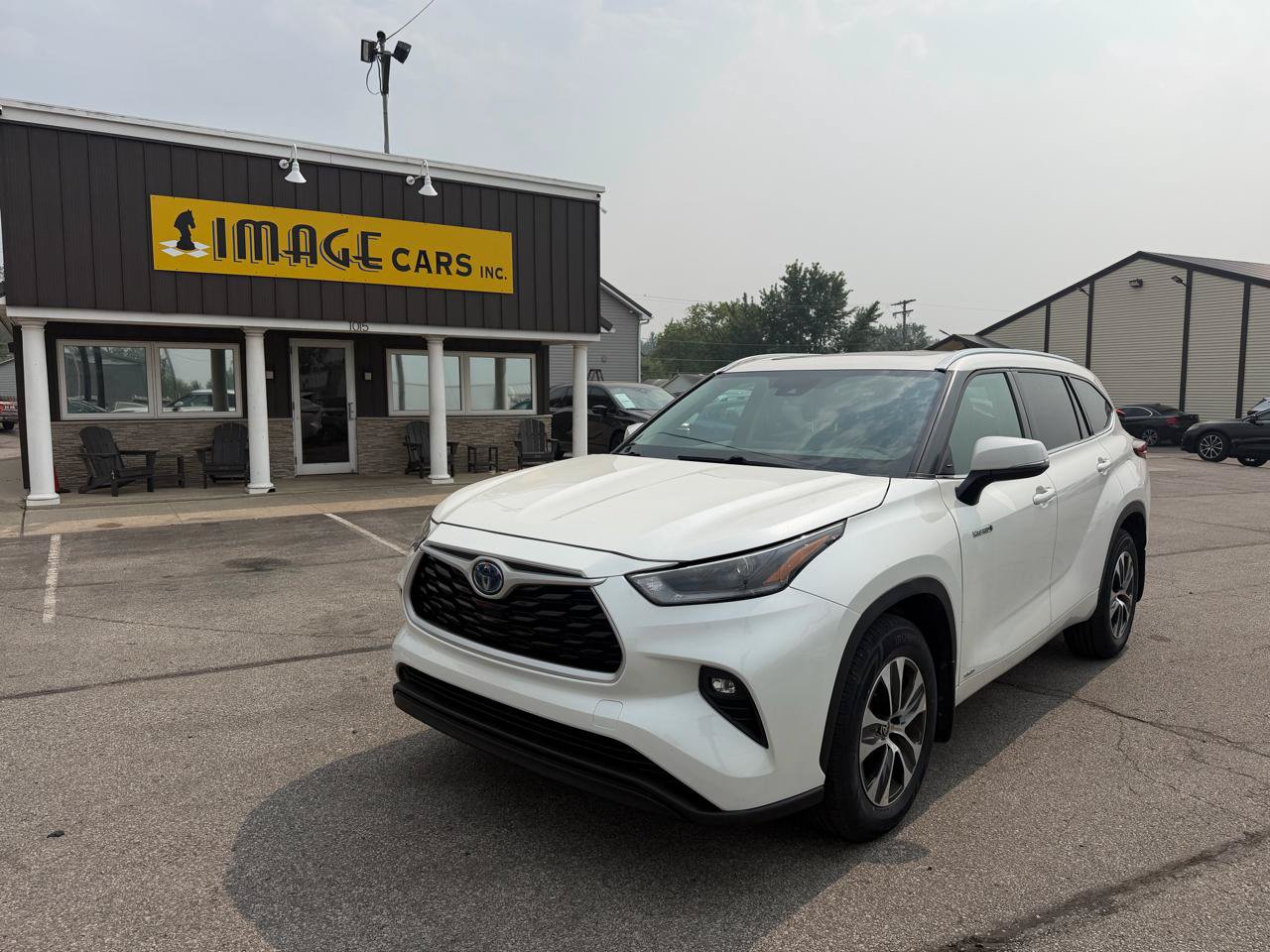 Used 2021 Toyota Highlander XLE AWD/4WD image 2
