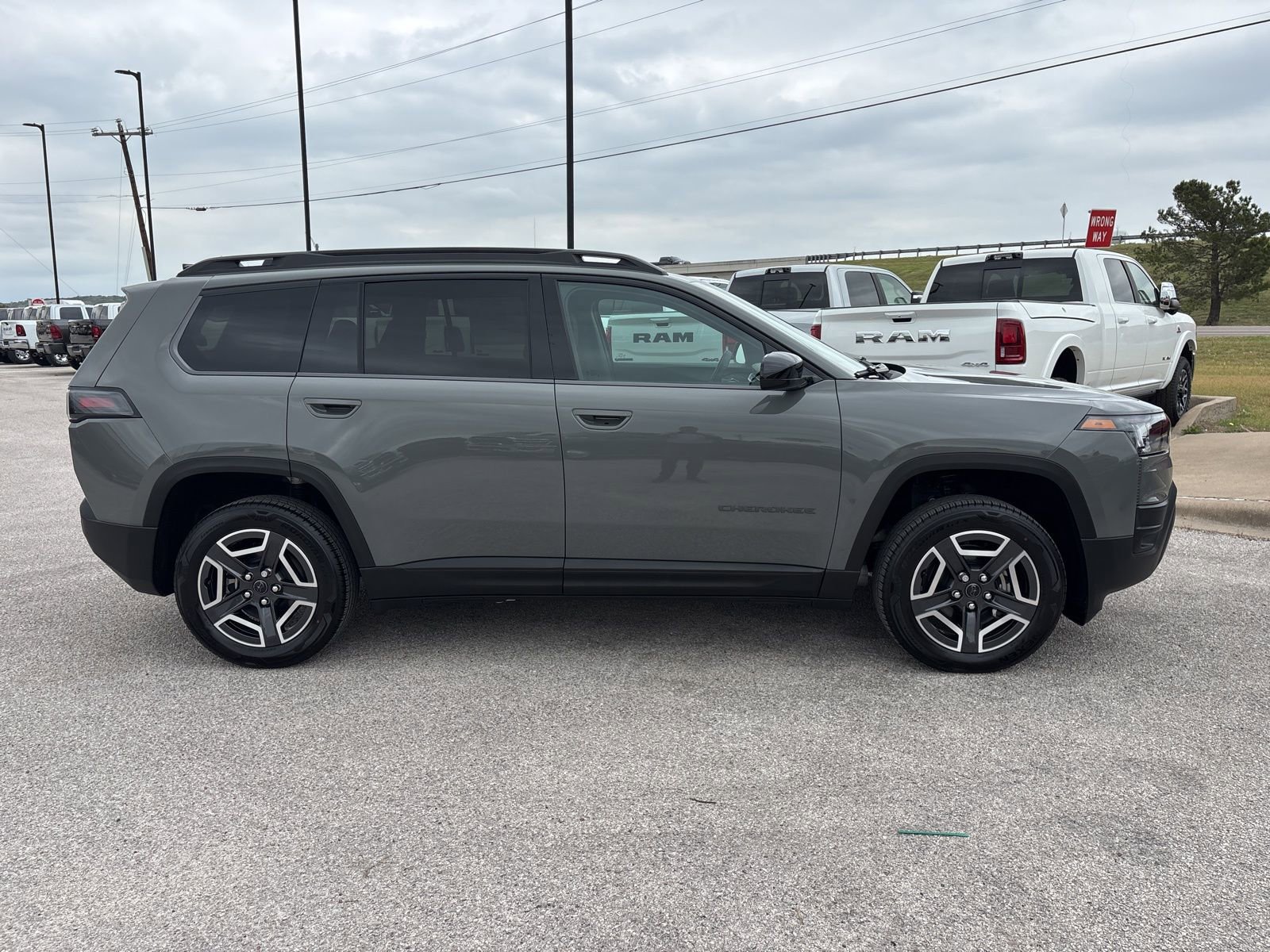 New 2026 Jeep Cherokee Laredo image 7
