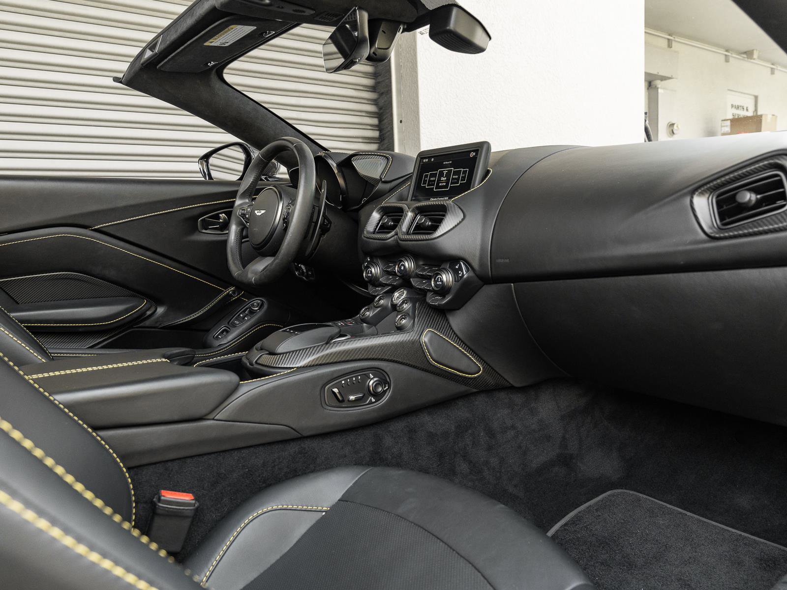 Used 2021 Aston Martin V8 Vantage Roadster image 2