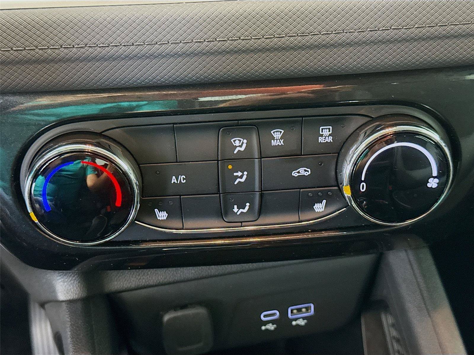 Used 2025 Chevrolet TrailBlazer LT w/ LT Cold Weather Package AWD/4WD image 9