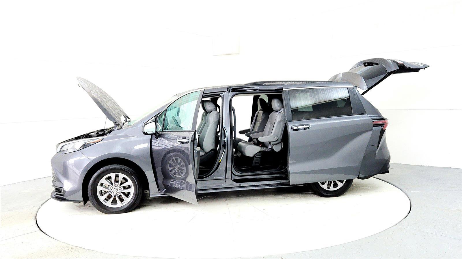 Used 2025 Toyota Sienna XLE w/ XLE Plus Package image 10