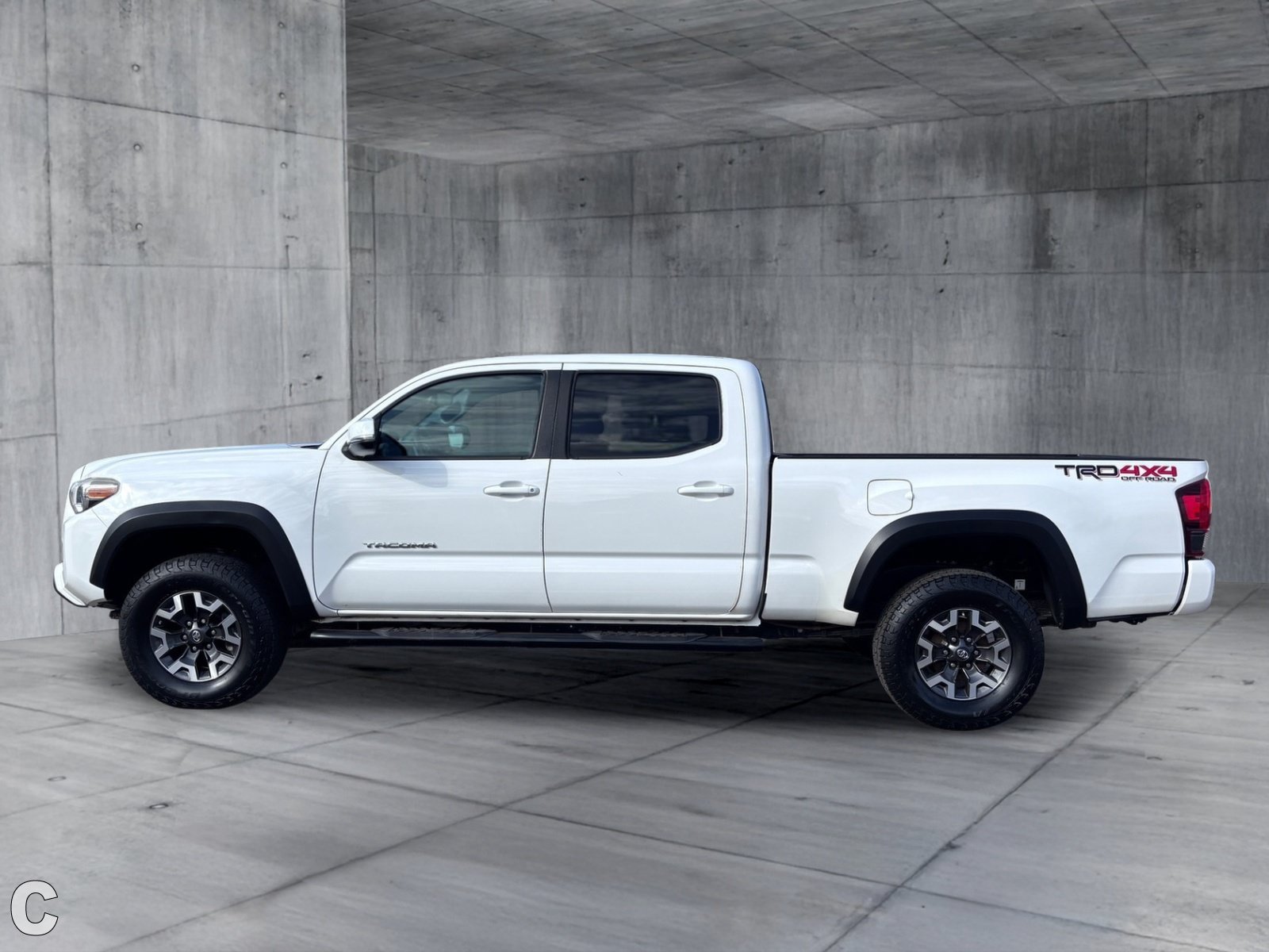 Used 2019 Toyota Tacoma TRD Off-Road w/ Technology Package AWD/4WD image 3