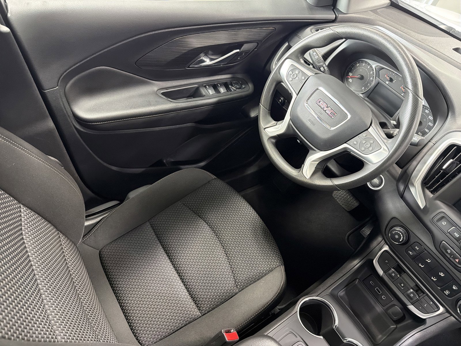 Used 2024 GMC Terrain SLE image 9